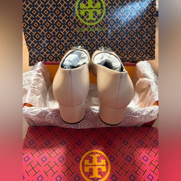 Tory Burch Rose Silk and Black Cap-Toe Pumps size 9 NWT - Picture 5 of 11